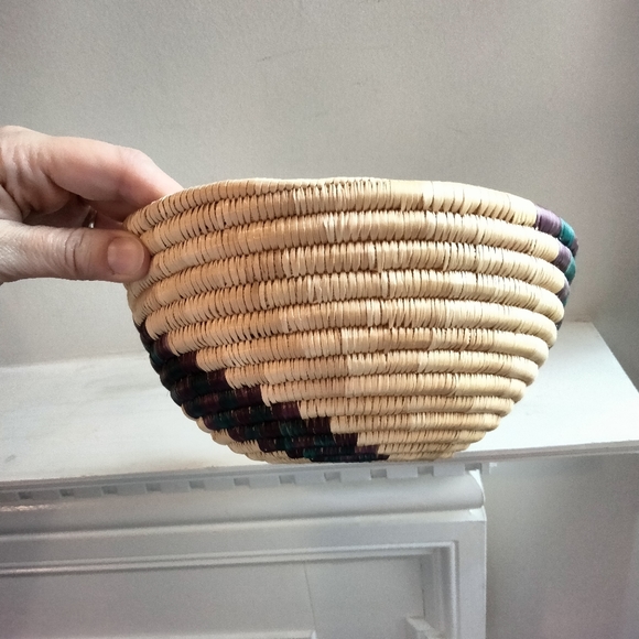 Hand-woven Navajo style basket - Picture 5 of 6